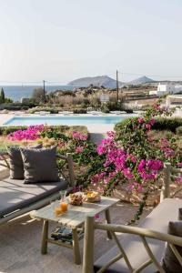 安倍拉斯斯塔琼斯豪华公寓式酒店的一个带桌子和鲜花的庭院和一个游泳池