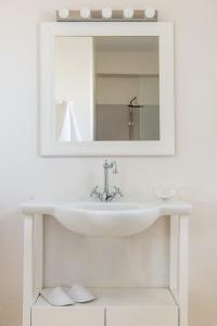 安倍拉斯斯塔琼斯豪华公寓式酒店的浴室设有白色水槽和镜子