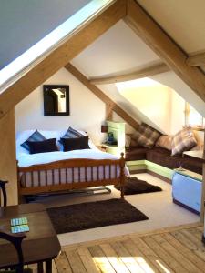 斯通豪斯Greencourt Loft - The Cotswold Way, Stroud的阁楼卧室配有床