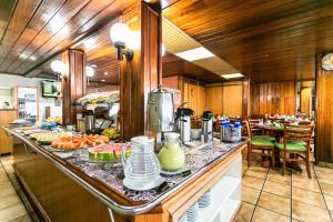 萨尔瓦多维德马尔酒店的厨房配有带食物的柜台