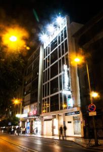 格拉纳达环球酒店的夜幕降临的城市街道上