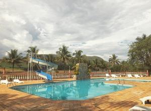 克拉鲁河畔卡尔穆Pousada Pontal do Lago的度假村内带滑梯的游泳池