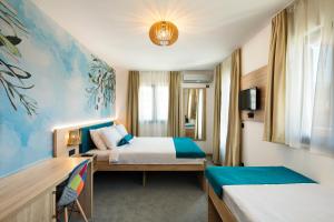 布德瓦Villa Kentera的一间酒店客房,设有两张床和电视