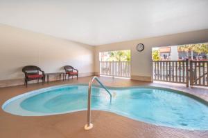 克利尔沃特La Quinta by Wyndham Clearwater Central的热水浴池位于客房中间