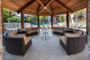克利尔沃特La Quinta by Wyndham Clearwater Central的一个带沙发和桌椅的有盖庭院