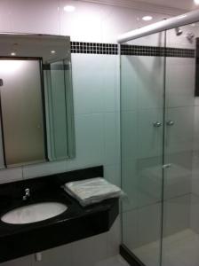 里约热内卢恩康特洛斯情趣酒店（仅限成人）的一间带水槽和玻璃淋浴的浴室