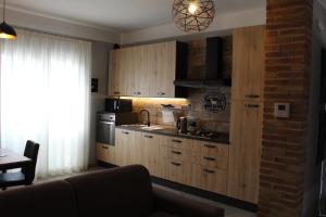 代森扎诺-德尔加达Villa Martina的一个带木制橱柜的厨房和一个沙发