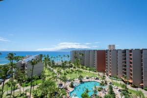 拉海纳Kaanapali Shores - 943的享有带游泳池和海洋的度假村的空中景致