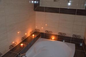 卡克特采帕拉丁旅馆的浴室配有带蜡烛的浴缸。