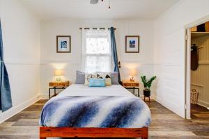 希洛NEW Whaler Inn- Nautical Magic Hilo Downtown的一间卧室配有一张带蓝色毯子的床