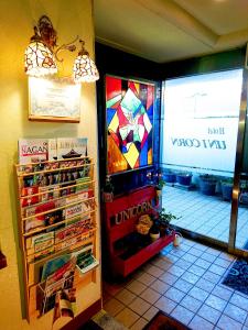 长野独角兽酒店的一间储藏室,里面陈列着五颜六色的物品