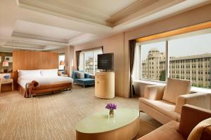西安西安索菲特人民大厦的大型酒店客房设有一张床和一台电视机