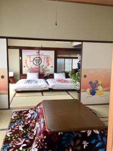 由布市天ゆふ(Ten Yufu)的一间设有床铺和桌子的房间