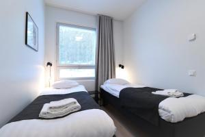 坦佩雷Forenom Aparthotel Tampere Kaleva的带窗户的客房内的两张床