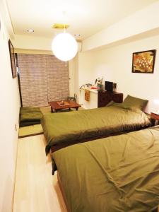 东京☆Cozy Japanese style room☆的一间卧室配有两张床和一张桌子