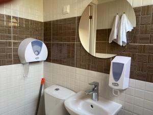 文茨皮尔斯皮埃尤拉斯露营地的一间带卫生间、水槽和镜子的浴室