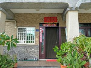 金宁乡金禧福的一座红色门和窗户的建筑