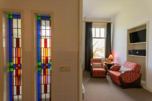 霍恩波斯特里泰斯海灵住宿加早餐酒店的客厅设有彩色彩色玻璃窗