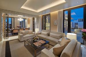 多哈Mandarin Oriental, Doha的客厅配有沙发和桌子