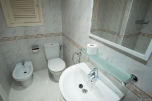 圣埃乌拉利亚梅约旅馆的一间带水槽、卫生间和镜子的浴室