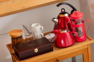霍恩波斯特里泰斯海灵住宿加早餐酒店的木架,配有红茶壶和盒子