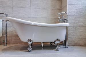 邓凯尔德Tay House的浴室内设有一个白色浴缸