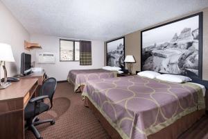 俾斯麦俾斯麦速8酒店的酒店客房配有两张床和一张书桌