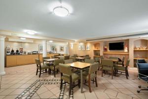 坦培凤凰城空港机场拉金塔套房酒店的一间带桌椅的餐厅和一间厨房