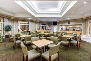 皮奥里亚凤凰城西皮奥里亚拉昆塔套房酒店的一间带桌椅的餐厅和一间酒吧