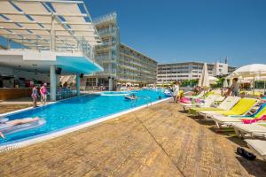 Aqua Nevis Hotel & Aqua Park - All Inclusive内部或周边的泳池