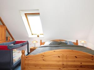 高尔维茨FeWo Windrose的一间卧室设有一张木床和一个窗户。
