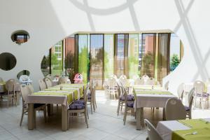阳光海滩Aqua Nevis Hotel & Aqua Park - All Inclusive的用餐室设有桌椅和窗户。