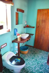 圣玛丽Hotel Ecolodge Riake Resort & Villa的一间带卫生间和水槽的浴室
