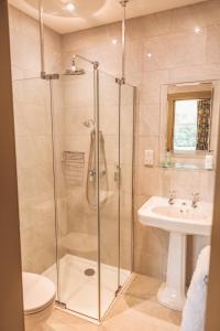 邓凯尔德Tay House的带淋浴和盥洗盆的浴室