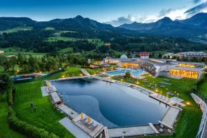 巴特霍夫加施泰因豪斯凯瑟琳娜酒店的享有带大型游泳池的度假村的空中景致