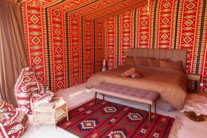 瓦迪拉姆Arabian Nights的一间卧室配有床、长凳和地毯。