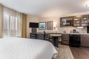 本赛霖姆Candlewood Suites Bensalem - Philadelphia Area, an IHG Hotel的酒店客房带一张床和一个厨房