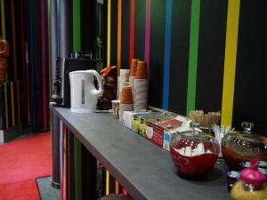 柏林Amaya Motel的一个带食物和彩色墙壁的台面