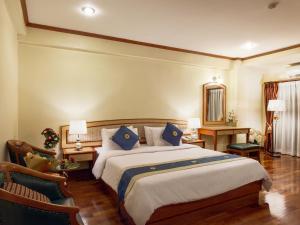曼谷帕同望酒店的一间卧室配有一张带蓝色枕头的大床