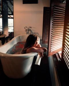 高尔Tamarind Hill by Asia Leisure的女人坐在浴缸里