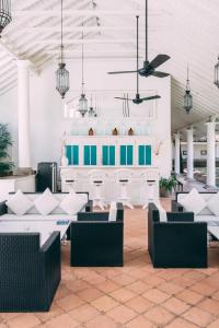 高尔Tamarind Hill by Asia Leisure的大堂设有桌椅和酒吧。