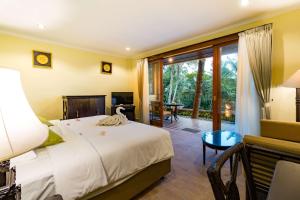 塔巴南尤马赛瑞瑞斯特里斯别墅酒店的酒店客房设有一张床和一个阳台。