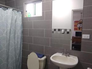 奇瓦瓦Departamento UNIVERSITARIO en fraccionamiento privado的一间带卫生间和水槽的浴室