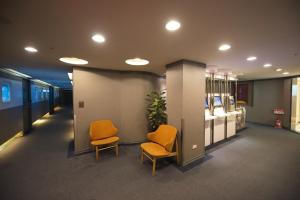 台北西門航棧商旅的办公室里带两把椅子的等候室