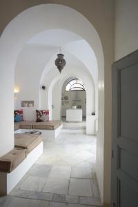 纳布勒达萨布里酒店的客厅设有带沙发的拱门