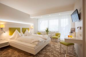 温特贝格安德烈豪斯酒店的酒店客房设有两张床和电视。