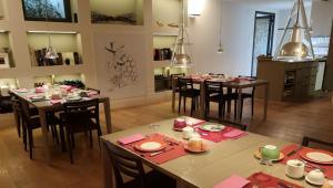 奥维多罗坎达帕拉棕酒店的用餐室配有桌椅和粉红色餐巾