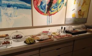 奥维多罗坎达帕拉棕酒店的自助餐,餐桌上有很多食物
