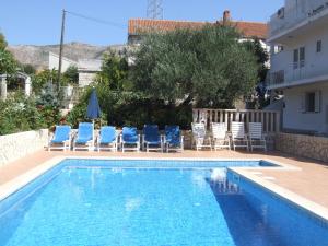 察夫塔特安东尼奥公寓酒店的一个带蓝色椅子的游泳池