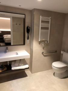 哈拉瓦巴尔内阿里奥坎德拉圣女酒店的一间带水槽、卫生间和镜子的浴室